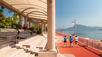 The magnificent panorama of Tolo Harbour is enjoyed by the runners on the jogging trail and visitors resting under the Pavilion. The sheltered terraced seating offers unobstructed views of the harbour.
